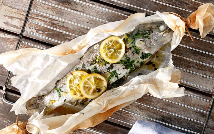 Durch das Papier gart die Forelle schonend im eigenen Saft.