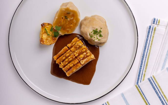 Knusprig, saftig und einfach gut – so schmeckt der Schweinsbraten von Fritz Grampelhuber.