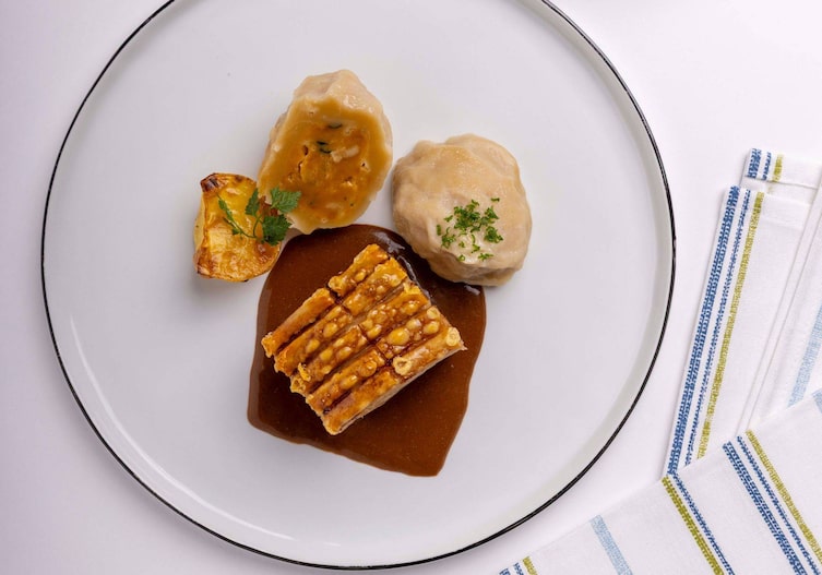 Knusprig, saftig und einfach gut – so schmeckt der Schweinsbraten von Fritz Grampelhuber.