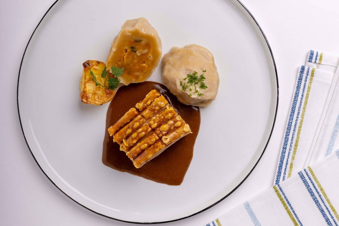 Knusprig, saftig und einfach gut – so schmeckt der Schweinsbraten von Fritz Grampelhuber.