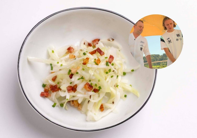 Fritz Grampelhuber und Fußballer Patrick Wimmer bereiten gemeinsam einen gschmackigen Krautsalat zu.