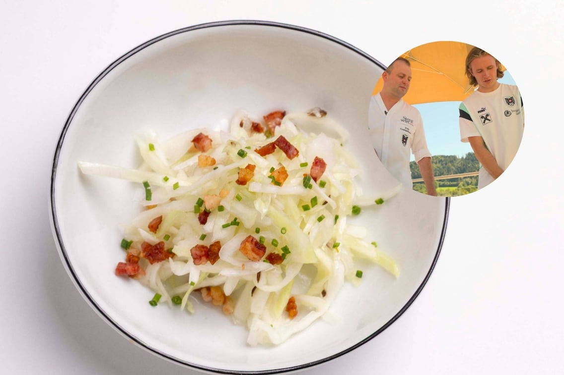 Fritz Grampelhuber und Fußballer Patrick Wimmer bereiten gemeinsam einen gschmackigen Krautsalat zu.