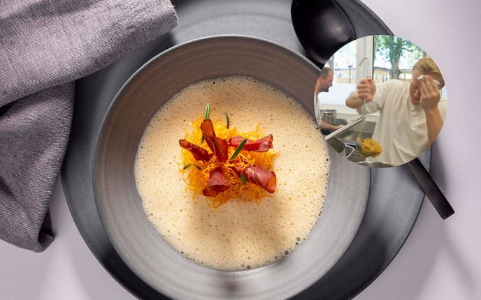 Fritz Grampelhuber bereitet mit Fußballer Xaver Schlager eine cremige Süßkartoffelcremesuppe zu.