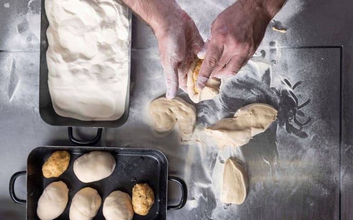 Diese Knödel werden nicht gedreht, sondern einfach zusammengelegt.