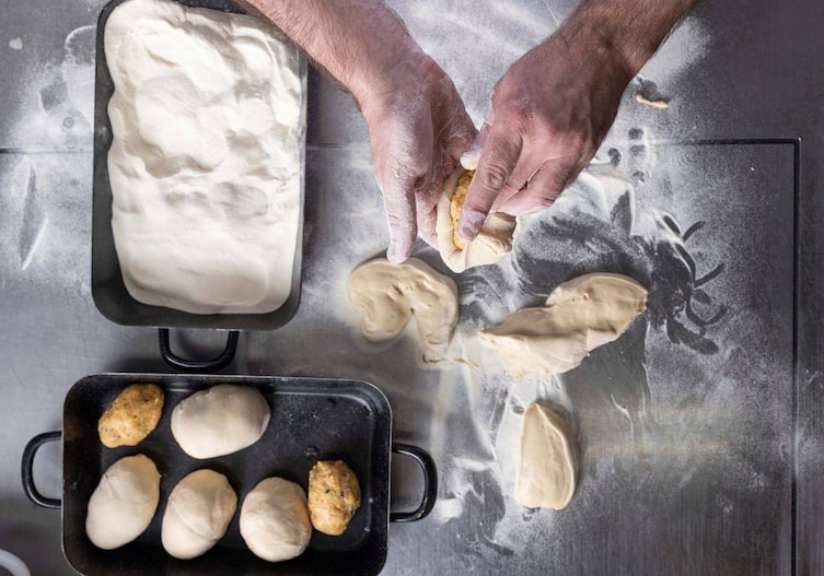 Diese Knödel werden nicht gedreht, sondern einfach zusammengelegt.