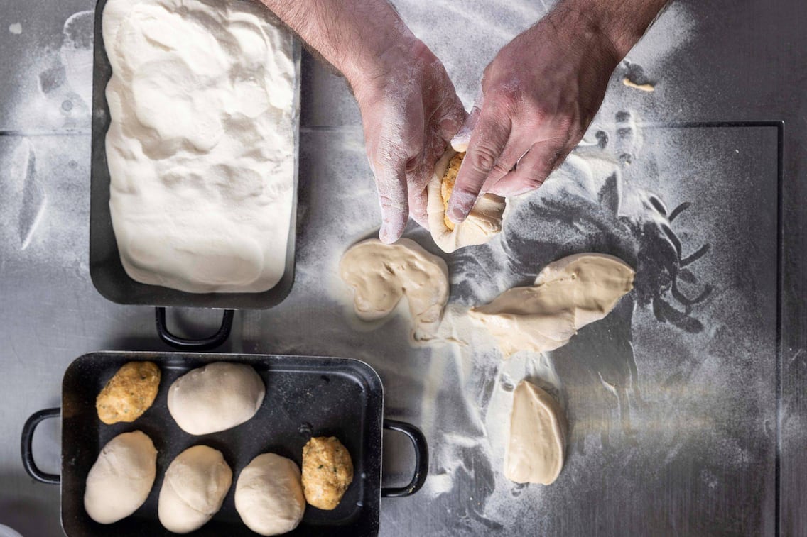 Diese Knödel werden nicht gedreht, sondern einfach zusammengelegt.