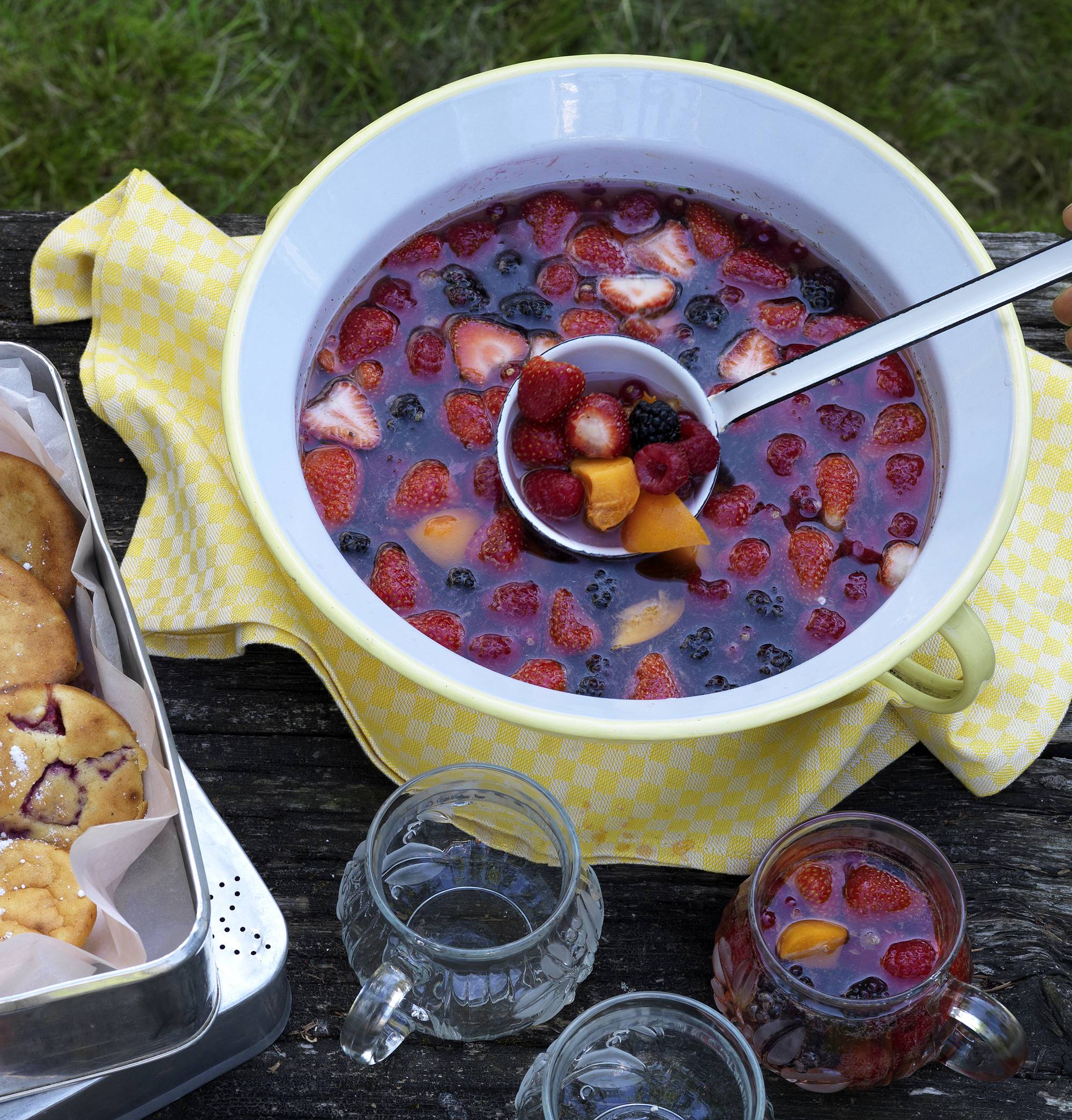 Sommerliche Fruchtbowle - - Rezept - Servus