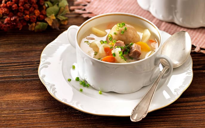 Ganslsuppe mit Bröselknöderln, Rezept, Servus
