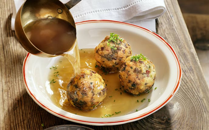 Speckknödel, Knödel, Suppe, Schnittlauch, Holztisch