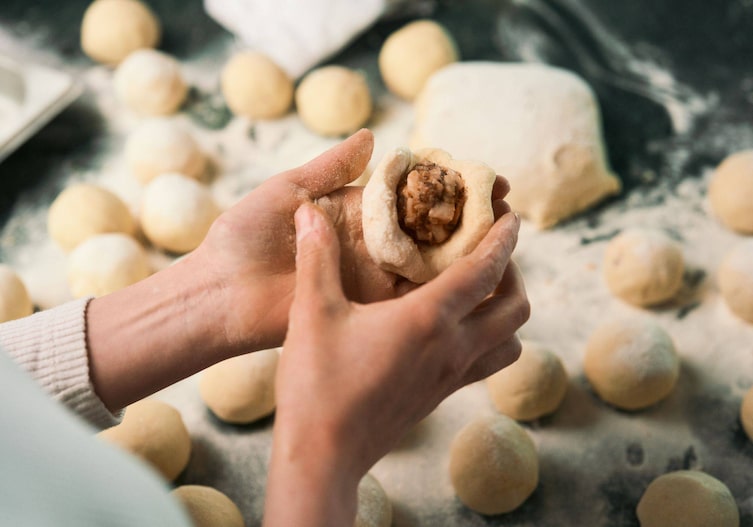 Rezept gebackene Erdäpfelknödel mit Speck Füllung umhüllen