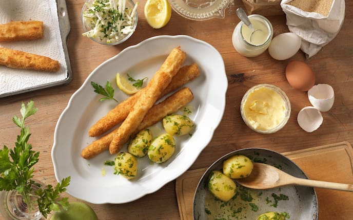Gebackener weißer Spargel mit Petersilienkartoffeln und Sauce