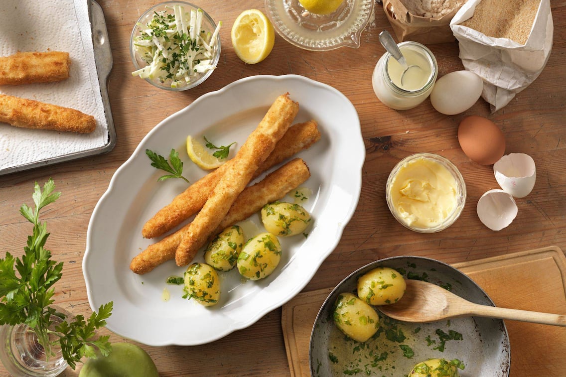 Gebackener weißer Spargel mit Petersilienkartoffeln und Sauce