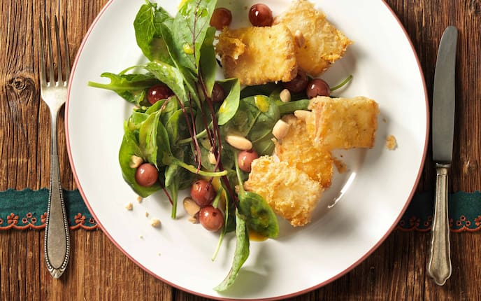 Gebackener Schafskäse auf Spinatsalat (Bild: Eisenhut & Mayer)