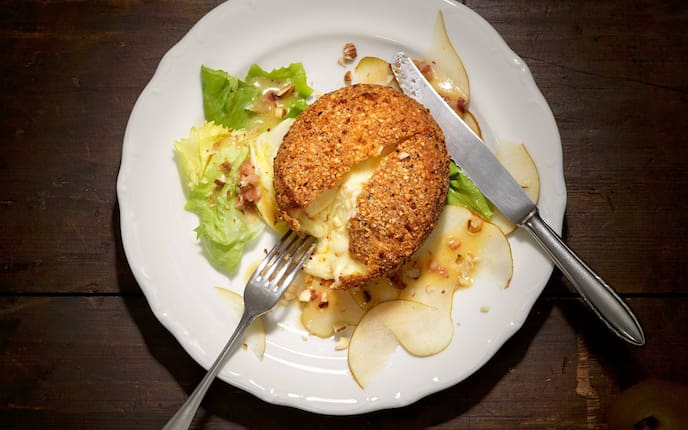 Gebackener Ziegenkäse, Nusskruste, Gebackener Käse, Ziegenkäse, Gebackener Käse Rezept, Servus-Rezept