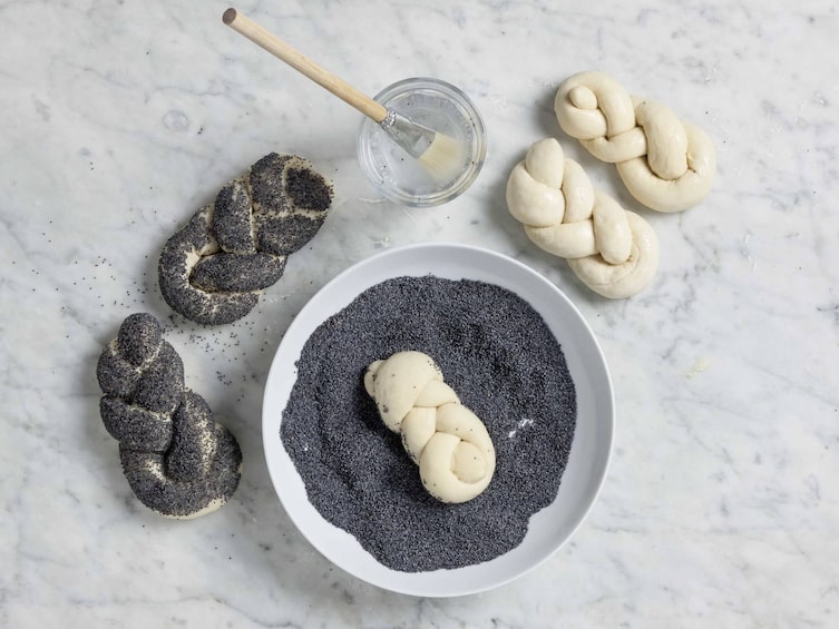 Striezerl in Mohn tauchen.