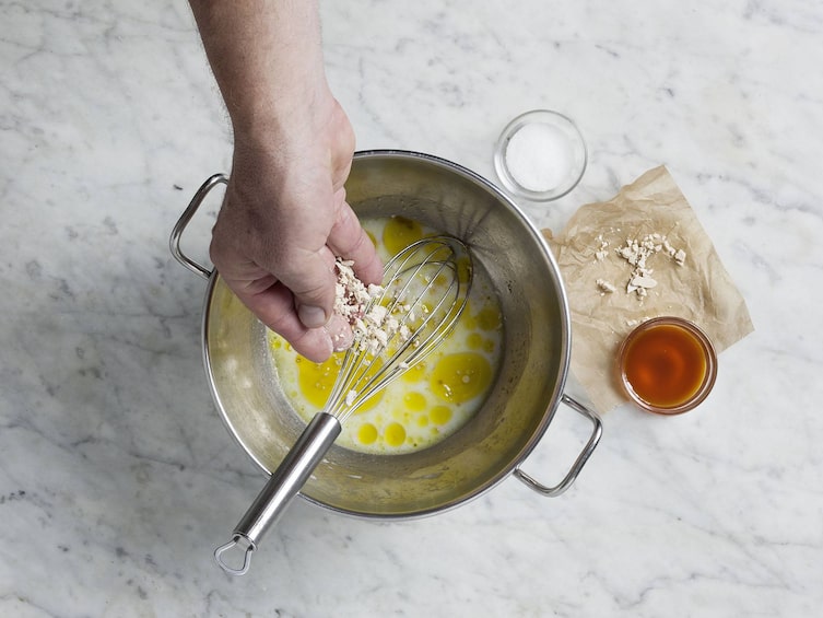 Milch, Wasser, Zucker, Öl verrühren.