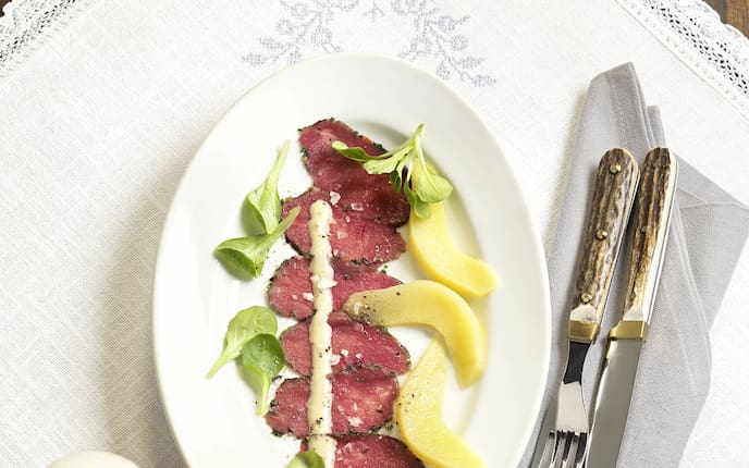 dünn geschnittenes Fleisch, Vogerlsalat, Feldsalat, eingelegte Quitten, Bier, Vorspeise, Servus Rezept