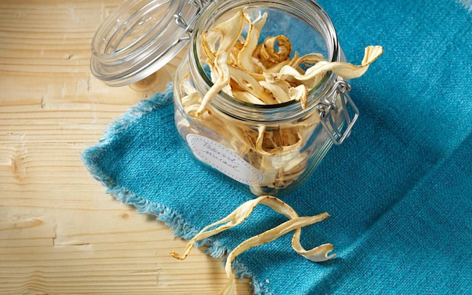 Petersilwurzel, gedörrte Petersilwurzel, Vorratsglas, Holztisch