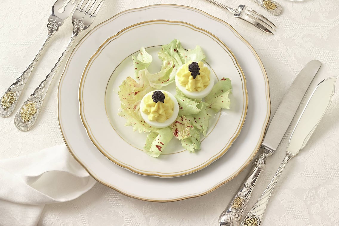 Gefüllte Eier auf grünem Salat, gefüllte Eier, Salat, Servus Rezept