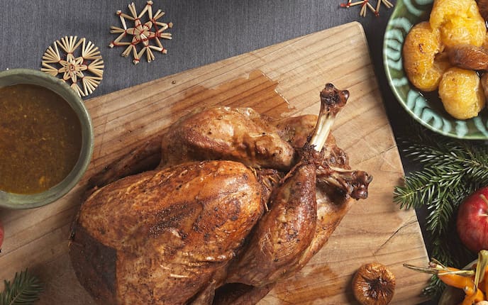 Gefüllter Truthahn, Mandarinen, Feigen, Brett, Tannenzweige, Strohsterne