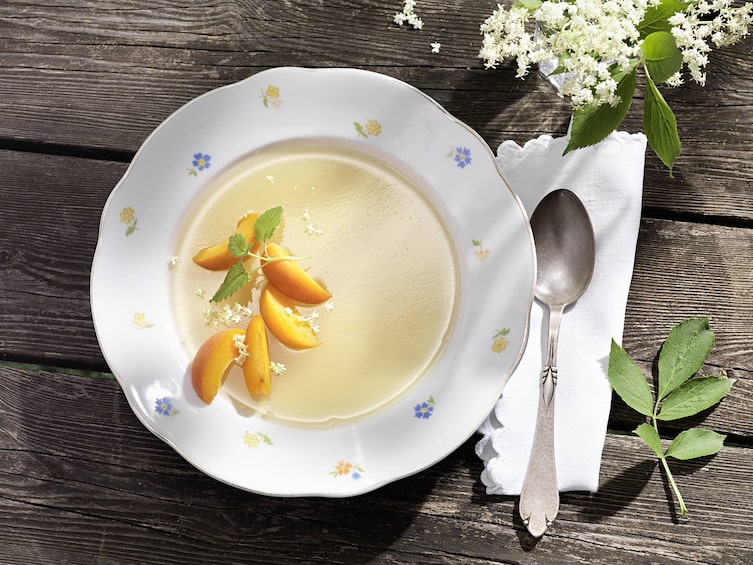 Gelierte Holunderblütensuppe, Rezept, Holunder, Suppe, Marillen, Nachspeise, Servus Rezept