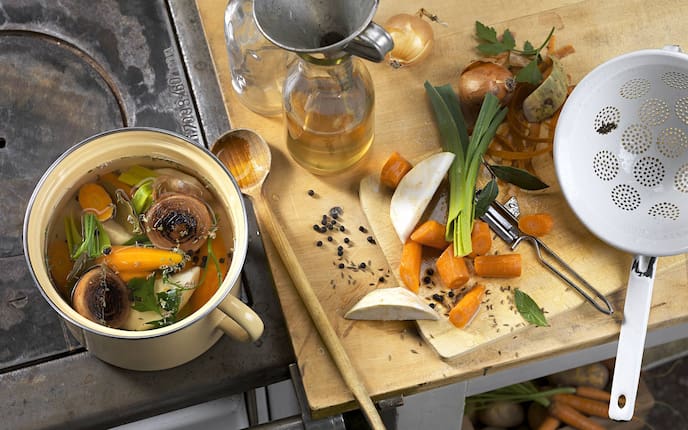 Gemüsesud, Gemüsesuppe, Sieb, Kochtopf, Herd, Rezept