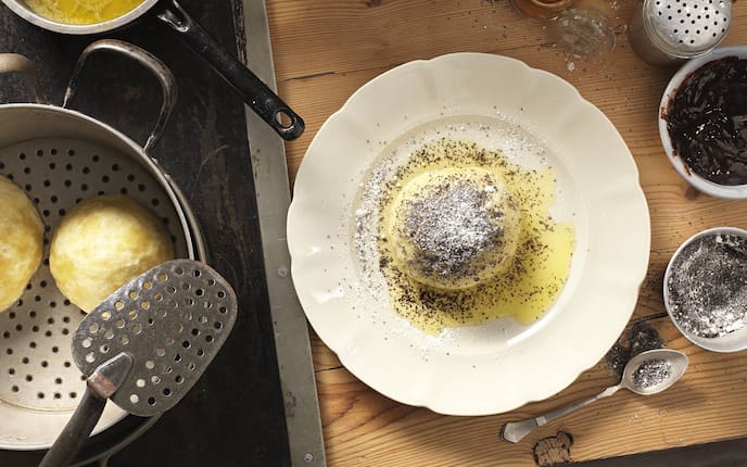 Germknödel, Mohn, Butter, Staubzucker, Powidl, Servus Rezept