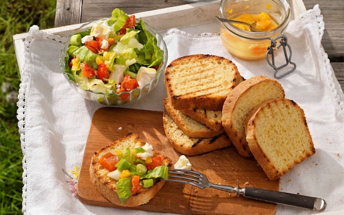 Geröstetes Maisbrot, Paprika, Schafkäse, Salat, Servus Rezept