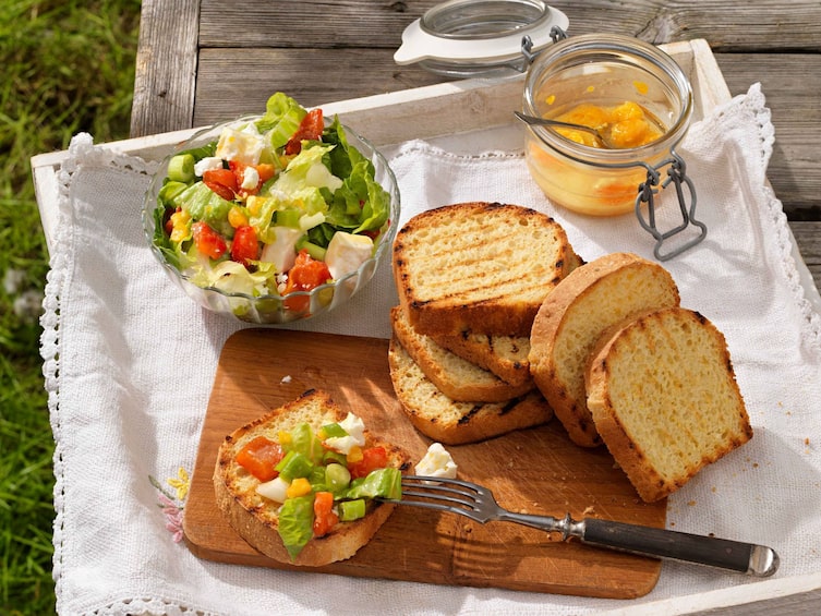 Geröstetes Maisbrot, Paprika, Schafkäse, Salat, Servus Rezept