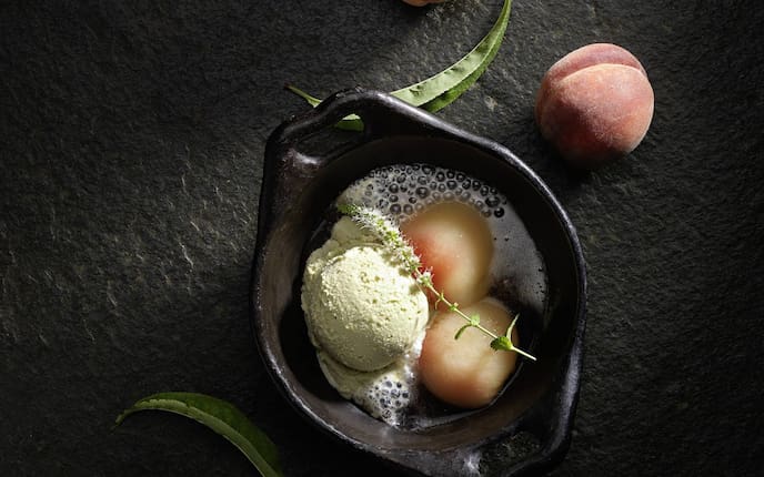 Geschmorter Weingartenpfirsich mit Pistazien-Eis, Eis Rezept, Pistazien, Weingartenpfirsich, Nachspeise, Prosecco, Servus Rezept