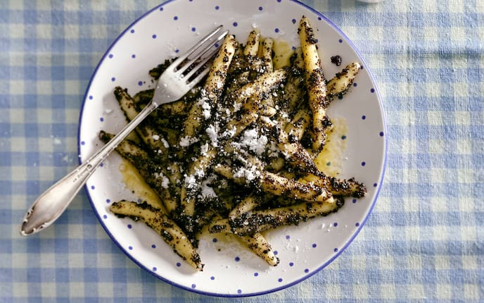 Gewuzelte Mohnnudeln, Teller, Besteck