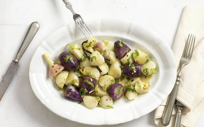 Glacierte Mairüben mit jungem Knoblauch und Erdäpfeln (Bild: Eisenhut & Mayer)