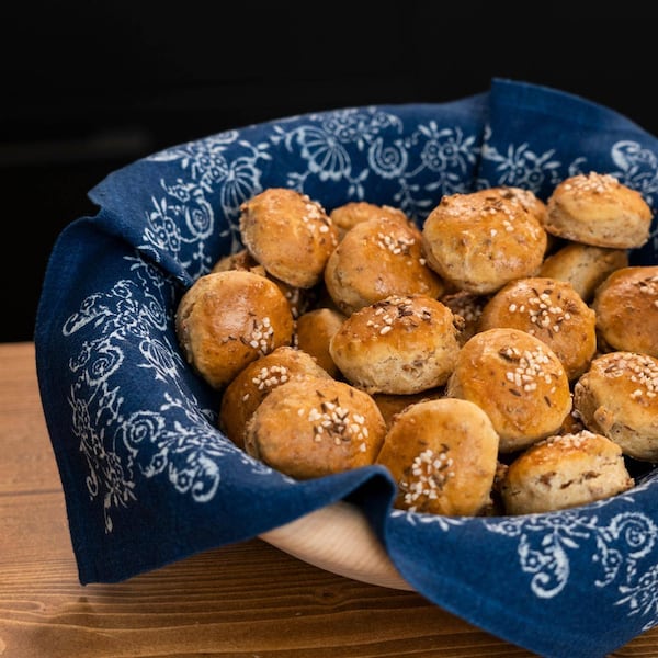 Golser Grammelpogatscherl, Weinbegleitung, Brötchen, pikantes Gebäck, Blaudruckserviette, Weinglas, Servus Rezept