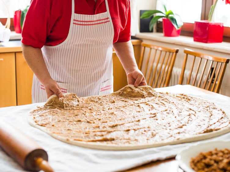 rezept-grammelpogatscherl-teig-auswalken-ausrollen-bestreichen