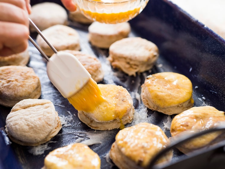 rezept-grammelpogatscherl-teig-bestreichen