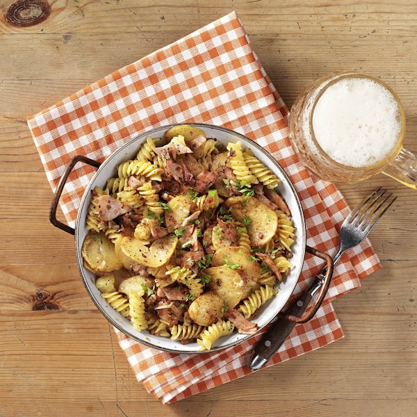 Wiener Grenadiermarsch, Nudeln, Kartoffel, Wurst, Kräuter, Gabel, Bier, Hausmannskost, Servus Rezept