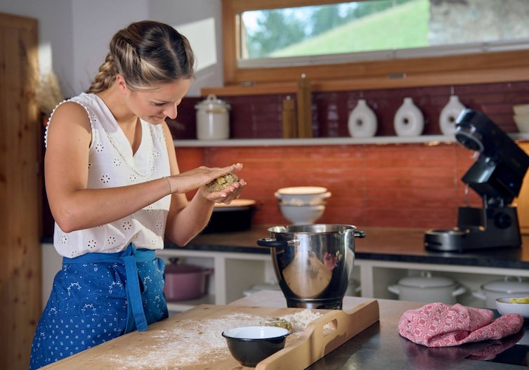 Paula Bründl formt die Kaspressknödel