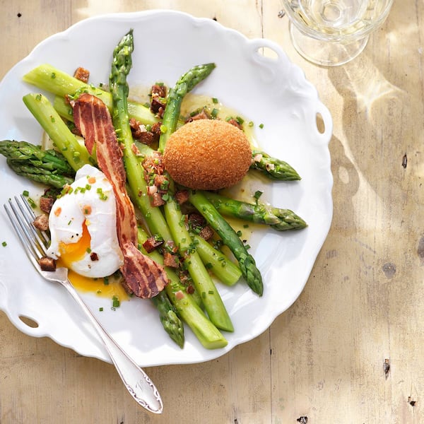 Grüner Spargel, Ei, pochiertes Ei, gebackenes Ei, Speck, Frühstück Rezept