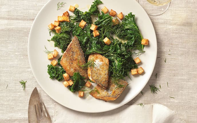 Grünkohlgemüse mit knusprigen Erdäpfeln und Bachforelle (Bild: Eisenhut & Mayer)