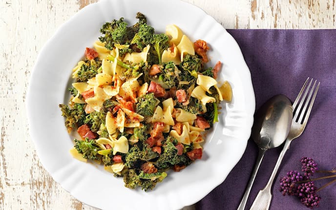 Fleckerl mit Grünkohl und Schweinshaxe (Bild: Eisenhut & Mayer)