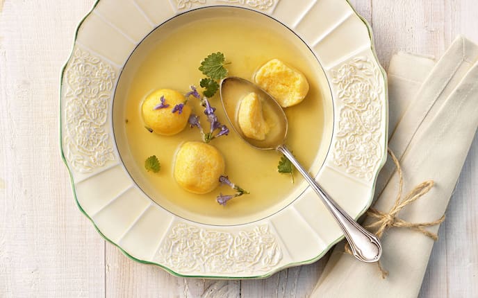 Gundelrebenessenz mit Polentaknödel (BIld: Eisenhut & Mayer)