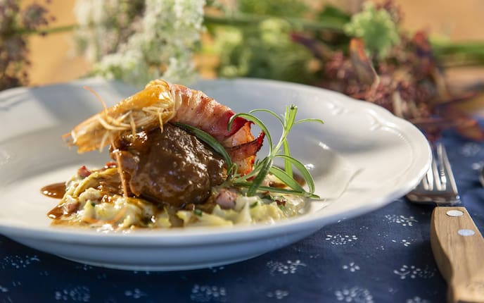 Alpenschwein, Tiroler Garnele, Speckmantel, Wirsinggemüse