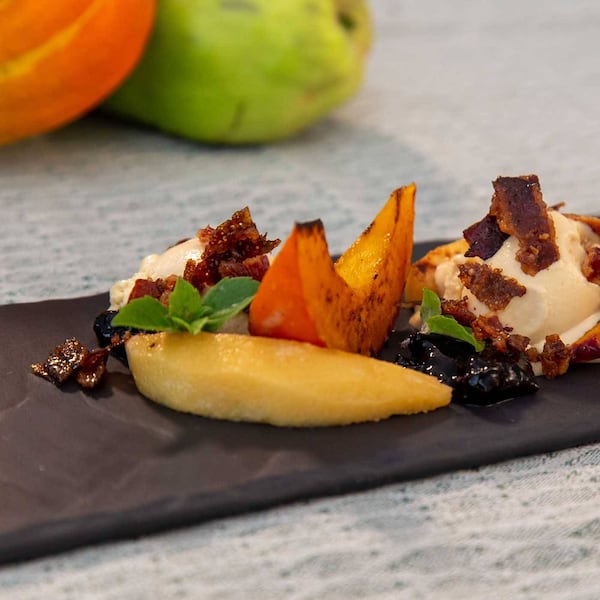 Quitte mit Jostabeerengelee an Salz-Karamell-Speckeis (Foto: Matthias Jurkovicts)