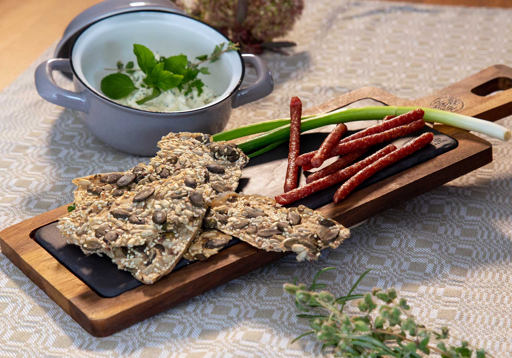 Knuspriges Knäckebrot mit Tyrolinis... - 0:50 h - Rezept - Servus