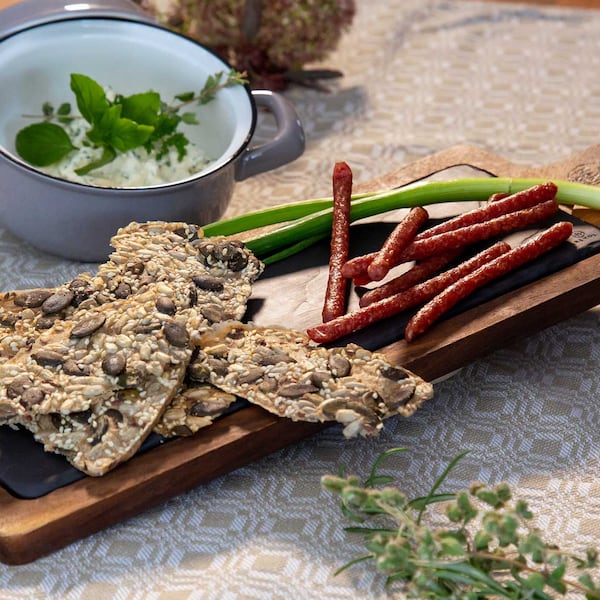 Knäckebrot mit Tyrolini Salami Sticks und Topfen-Sauerrahm-Dip (Bild: Matthias Jurkovicts)