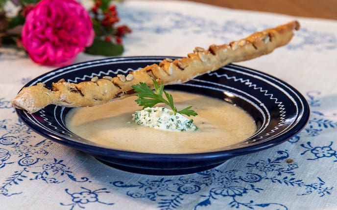Tiroler Brennsuppe mit Speckstangerl (Foto: Matthias Jurkovicts)