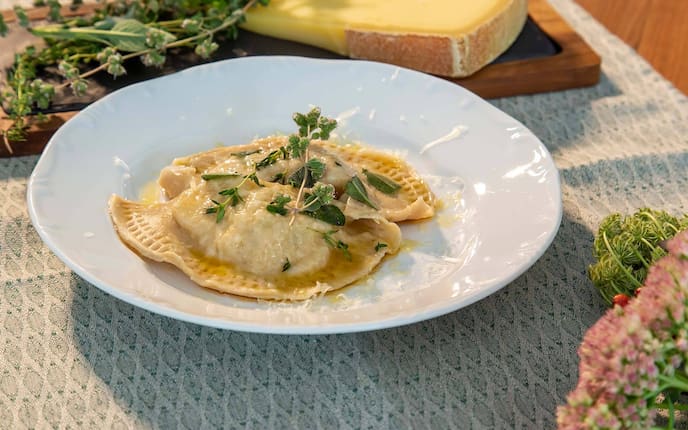 Tiroler Schlutzkrapfen mit Kartoffel-Speck-Fülle und brauner Butter (Foto: Matthias Jurkovicts)