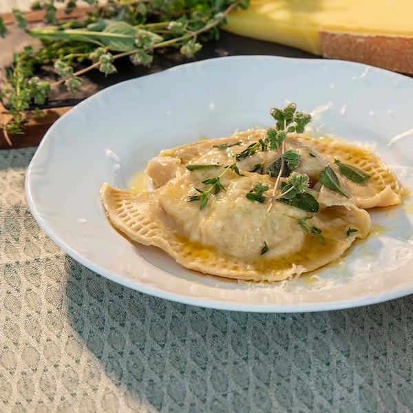 Tiroler Schlutzkrapfen mit Kartoffel-Speck-Fülle und brauner Butter (Foto: Matthias Jurkovicts)