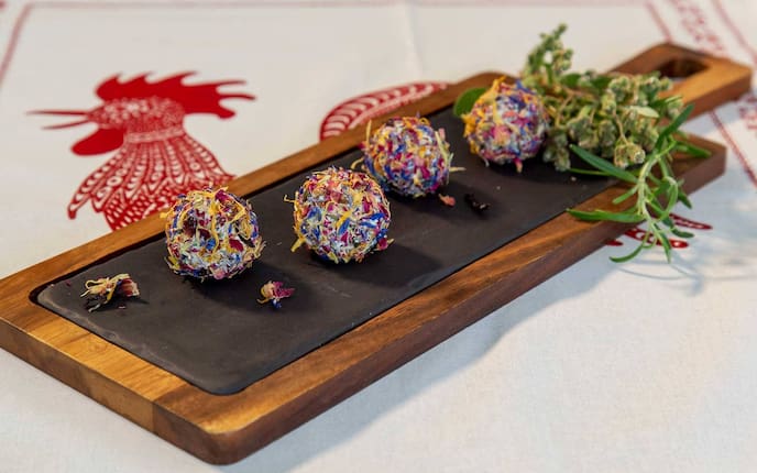 Preiselbeer-Speck-Nuss-Kugeln mit Ziegentopfen (Foto: Matthias Jurkovicts)