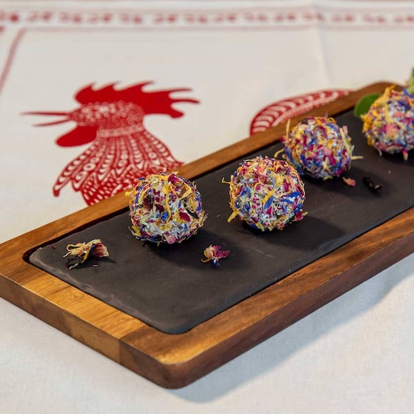 Preiselbeer-Speck-Nuss-Kugeln mit Ziegentopfen (Foto: Matthias Jurkovicts)